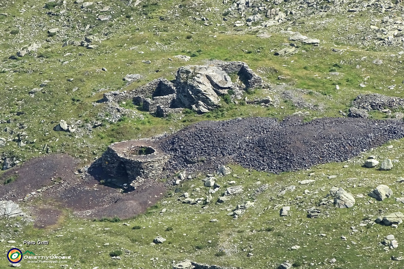 22 Zoom su vecchio forno fusore posto alla testata della val Venina..JPG